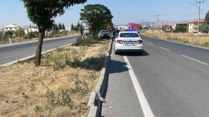 Refüje Girip Ağaçları Yıkan Otomobilde Anne Ve Oğlu Yaralandı