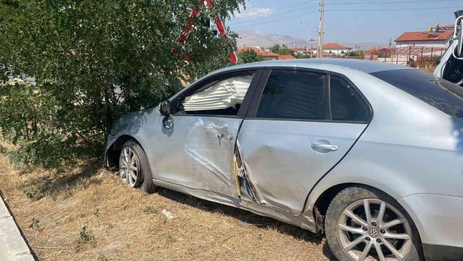 Refüje Girip Ağaçları Yıkan Otomobilde Anne Ve Oğlu Yaralandı