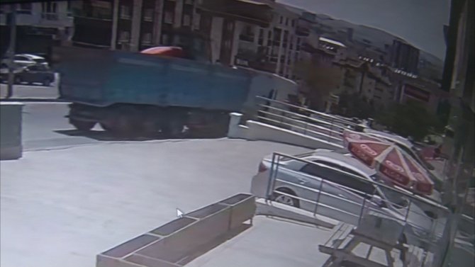 Freni Boşalan Kamyon Markete Girdi