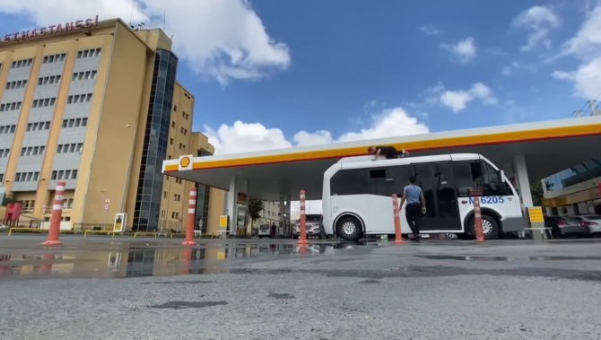 Minibüsün Üstünde Tehlikeli Yolculuk Kamerada: Sosyal Medya İçin Canını Tehlikeye Attı