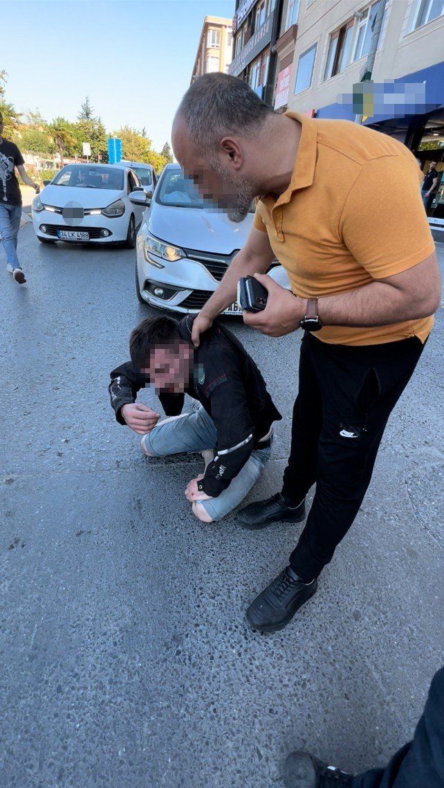 Kızına Uyuşturucu Madde Satan Şahsı Döverek Karakola Götürdü
