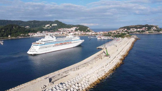 Amasra Kuruvaziyer Gemisi Ağırladı