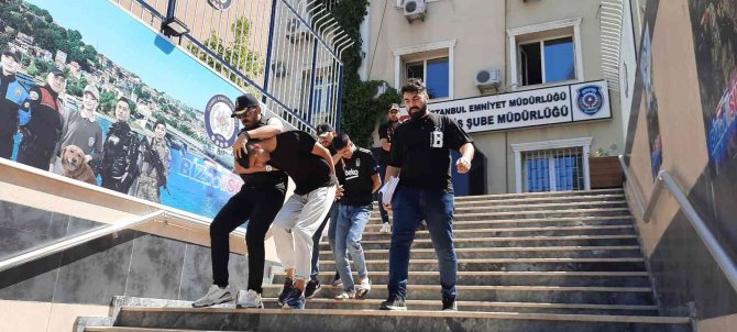İ̇stanbul’da Aynı Günde 4 İşyerini Soydular: Hırsızlık Anları Kameraya Yansıdı