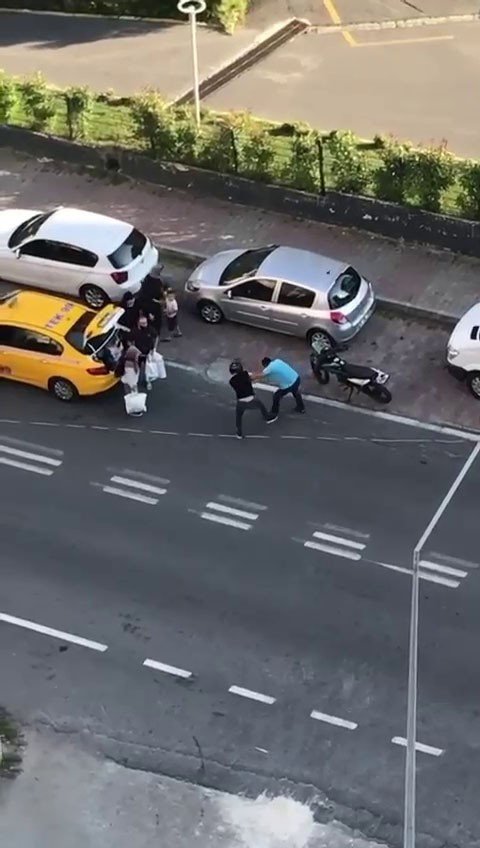 Yol Verme Tartışmasında Yumruklar Konuştu; O Anlar Kameraya Yansıdı