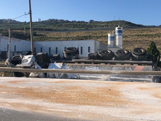 Bursa’da Tır Refüje Devrildi: 1 Yaralı
