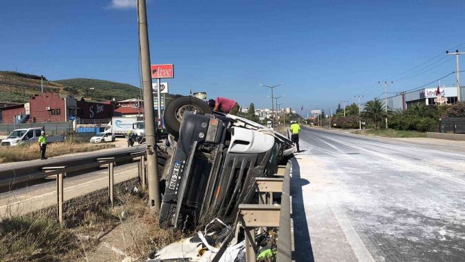 Bursa’da Tır Refüje Devrildi: 1 Yaralı
