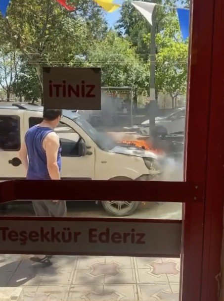 Bursa’da Seyir Halindeki Hafif Ticari Araç Alev Alev Yandı