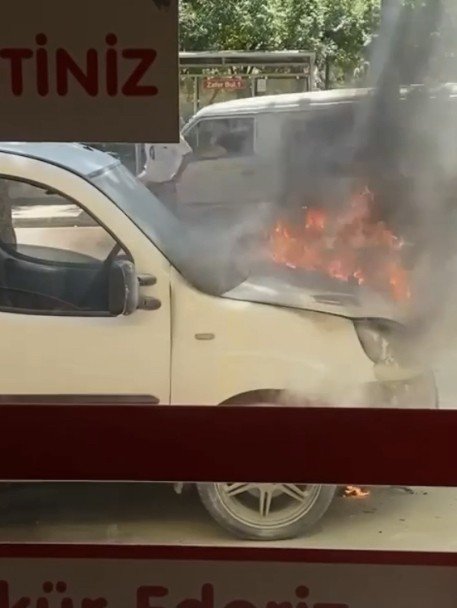 Bursa’da Seyir Halindeki Hafif Ticari Araç Alev Alev Yandı