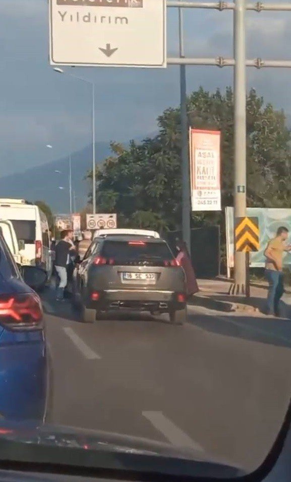 Trafikte Yol Verme Tartışması Kamerada