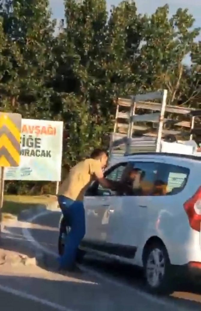 Trafikte Yol Verme Tartışması Kamerada