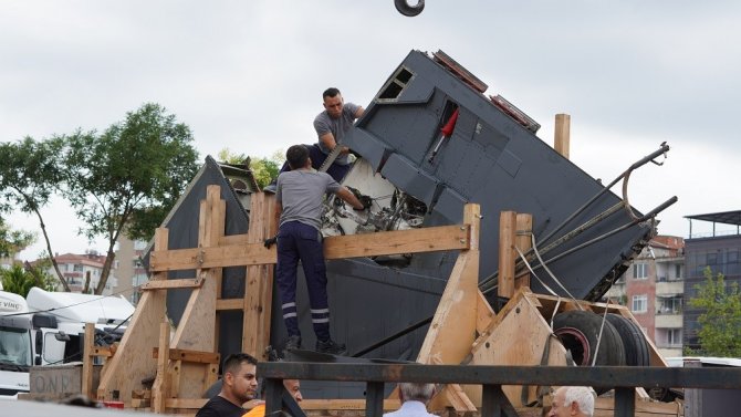 Savaş Uçağı Parka Monte Ediliyor