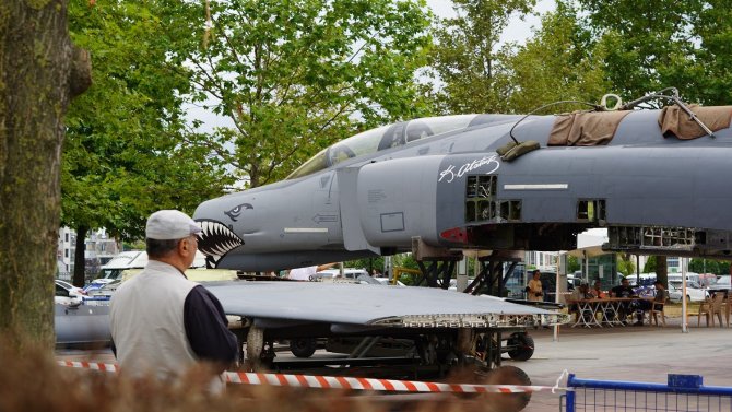 Savaş Uçağı Parka Monte Ediliyor