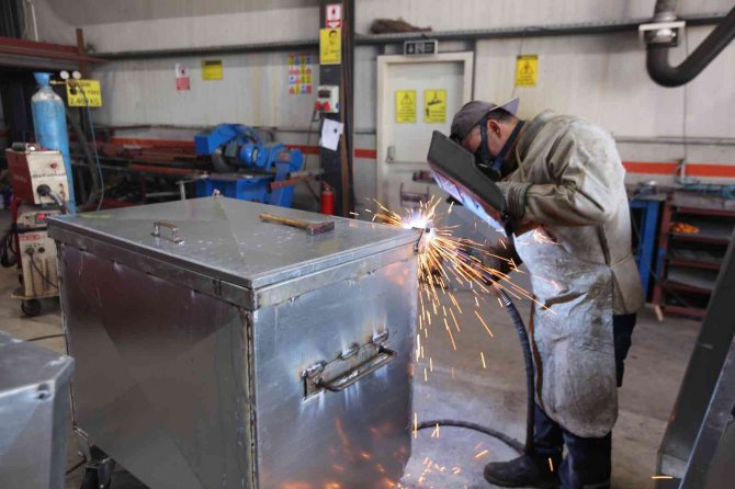 Çayırova’da Çöp Konteynerleri Belediyenin Atölyesinde Üretiliyor