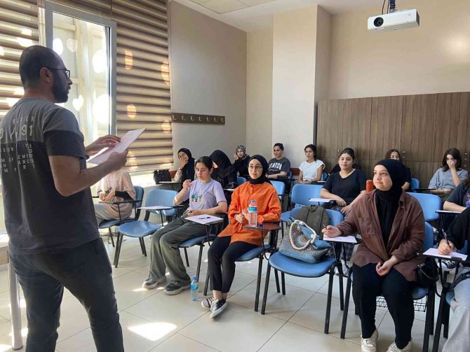 Hazırlık Kurslarına Kayıt Yaptıran Öğrenciler İçin Seviye Belirleme Sınavı Yapıldı