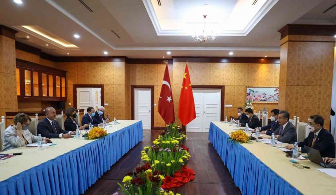 Çavuşoğlu, Çinli Mevkidaşı Wang Yi İle Görüştü