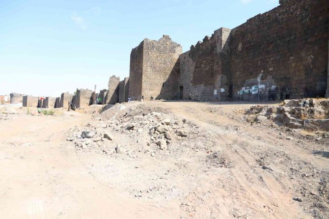 Tarihi Surların İhtişamını Ortaya Çıkaracak Çalışmalar Sürüyor
