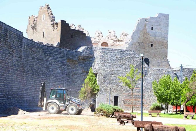 Tarihi Surların İhtişamını Ortaya Çıkaracak Çalışmalar Sürüyor