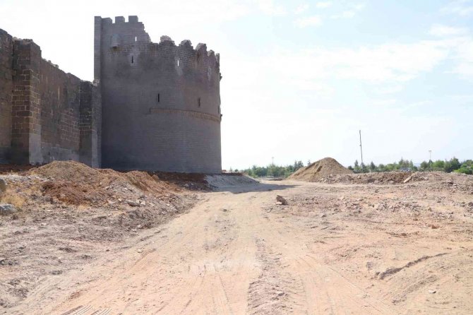 Tarihi Surların İhtişamını Ortaya Çıkaracak Çalışmalar Sürüyor