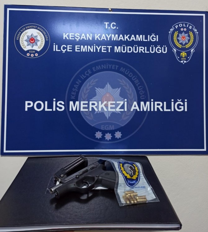 Belinde Silahla Şehir Meydanında Gezerken Polise Yakalandı