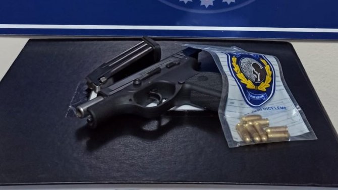Belinde Silahla Şehir Meydanında Gezerken Polise Yakalandı
