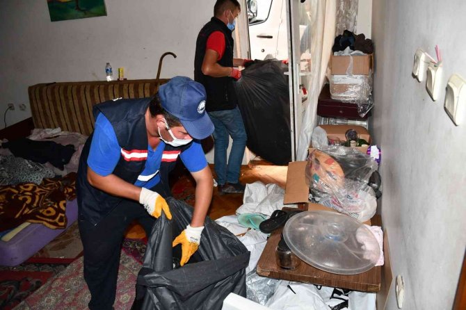 İ̇ki Kamyonet Çöpün Çıktığı Ev Temizlendi