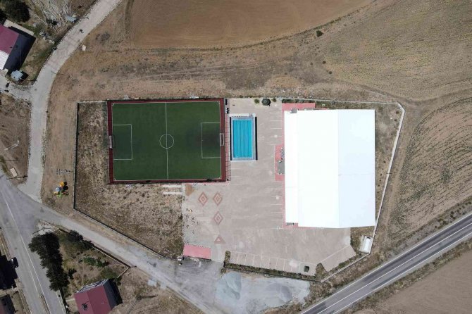 Bin 570 Metre Rakımdaki Havuzda Yüzmeyi Öğreniyorlar