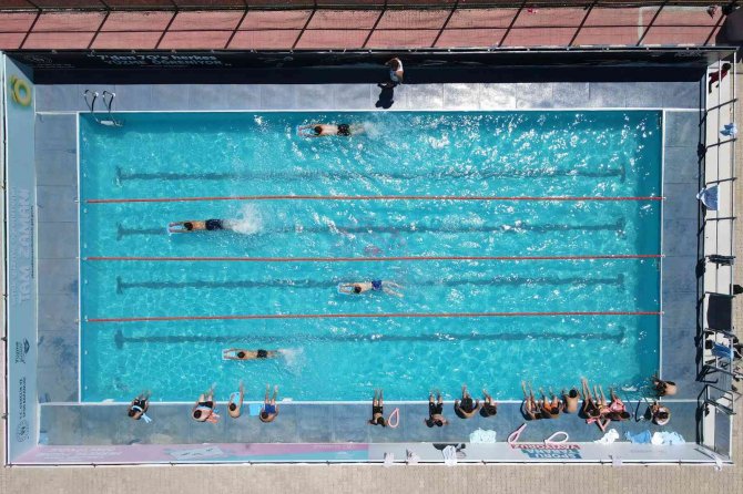 Bin 570 Metre Rakımdaki Havuzda Yüzmeyi Öğreniyorlar