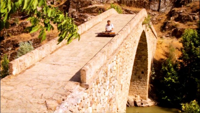 Tarihi Mekanlara Dikkat Çekmek İçin Santur Çaldı