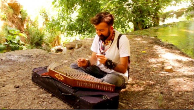 Tarihi Mekanlara Dikkat Çekmek İçin Santur Çaldı