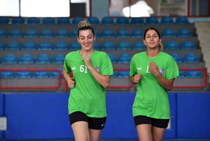 Mavi Kelebekler Parkeye İndi