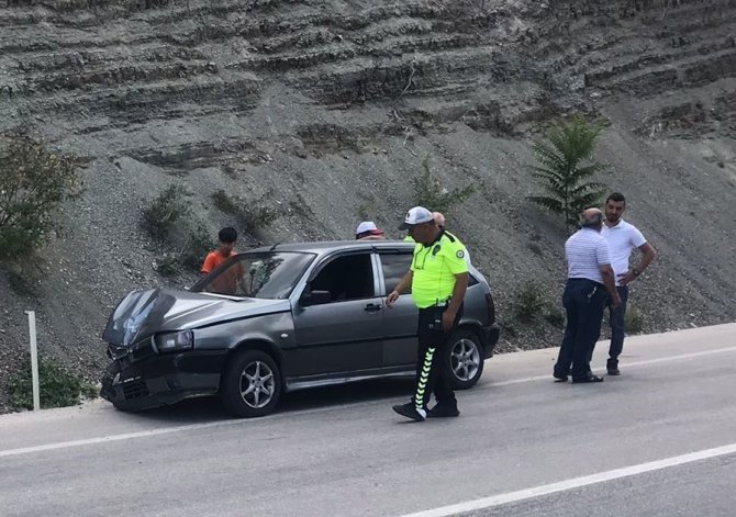 Kontrolde Çıkan Otomobil Aydınlatma Direğine Çarparak Durabildi
