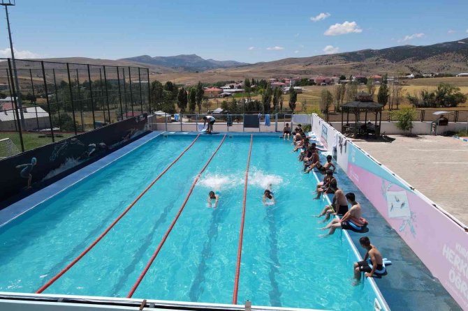Bin 570 Metre Rakımdaki Havuzda Yüzmeyi Öğreniyorlar