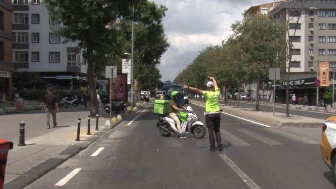 Kadıköy’de Dronlu Trafik Denetimine Takılan Sürücü: ’Çekin Güzel Çekin’