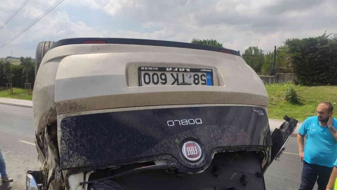 Sultangazi’de Araç Takla Attı, 2 Kardeş Yaralandı