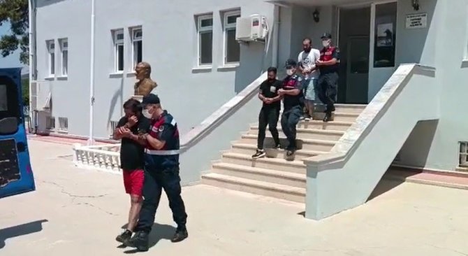 İ̇zmir’de 855 Düzensiz Göçmen Ve 8 Organizatör Yakalandı