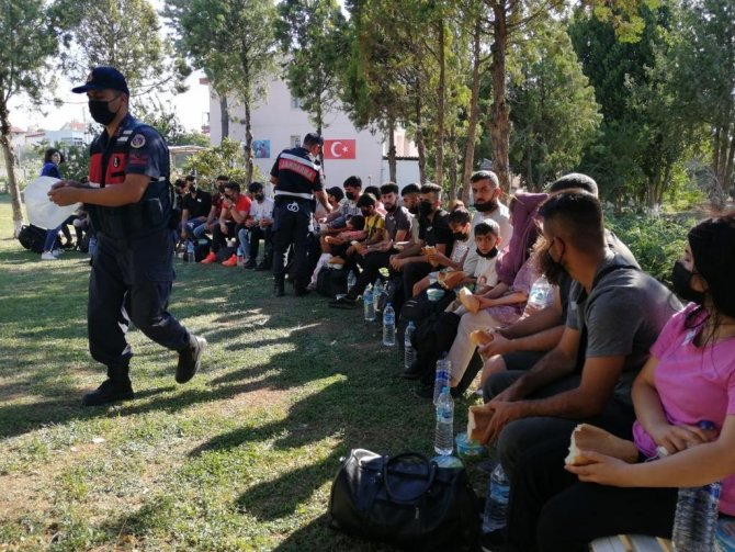 İ̇zmir’de 855 Düzensiz Göçmen Ve 8 Organizatör Yakalandı