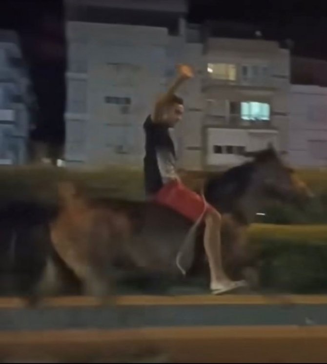 İ̇zmir’de At Sırtında Trafiğe Çıktı