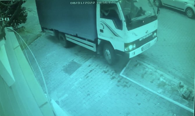 İ̇stanbul’da Faciadan Dönülen Anlar Kamerada: Kamyonet Ortalığı Savaş Alanına Çevirdi