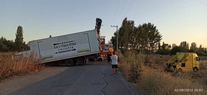 Edremit’te Kamyon Dereye Uçtu