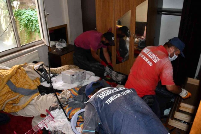 İ̇ki Kamyonet Çöpün Çıktığı Ev Temizlendi