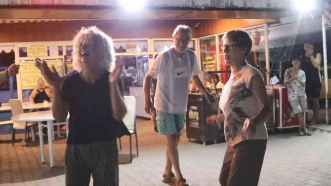 Karavanla Karadeniz Turuna Çıkan Hollandalı Turistlere Ankara Havası Oynattılar