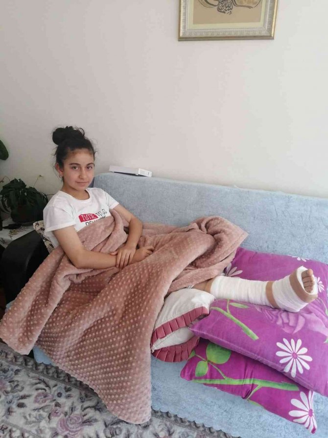 Köpekten Korkup Yola Atladı; Otomobil Ayağını Ezdi