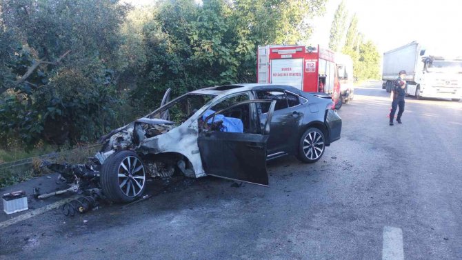 Ağaca Çarpıp Alev Alan Otomobilin Sürücüsü Feci Şekilde Can Verdi