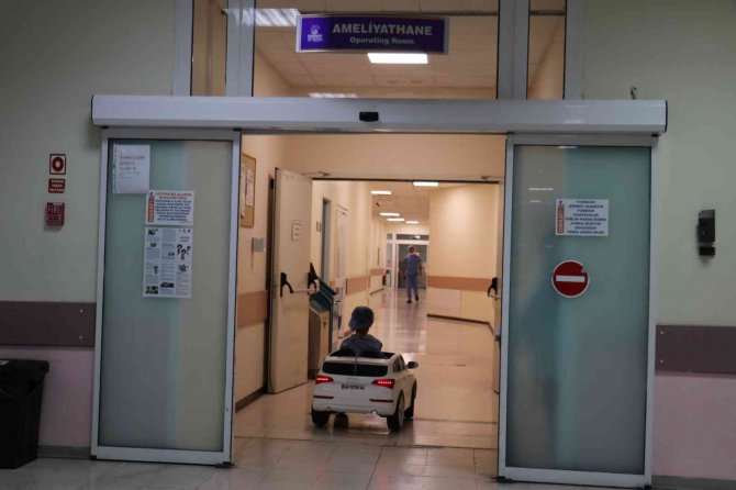 Çocuklar Ameliyata Akülü Araba İle Gidiyor