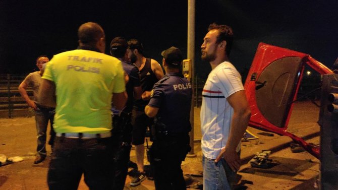Kazaya Karışan Ehliyetsiz Sürücü Sinir Krizi Geçirince Ortalık Karıştı