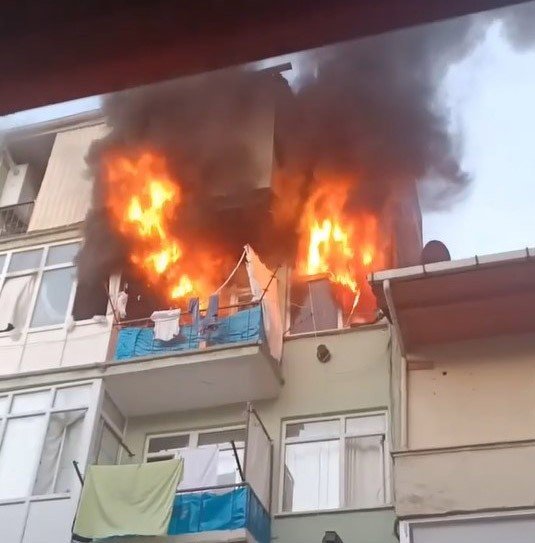 Alev Alev Yanan Evden Camı Kırarak Kurtuldu