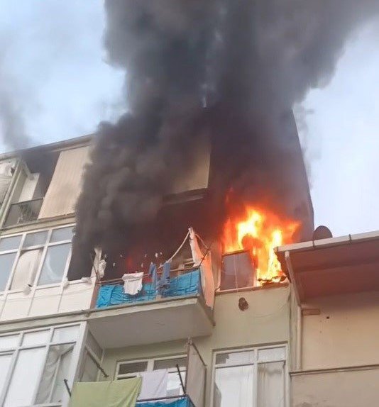 Alev Alev Yanan Evden Camı Kırarak Kurtuldu