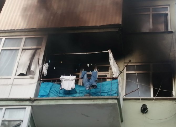Alev Alev Yanan Evden Camı Kırarak Kurtuldu