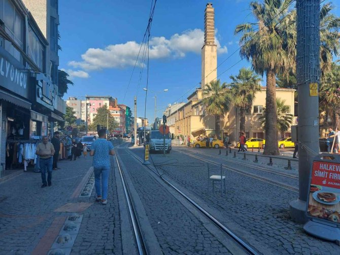 Tramvay Teli Koptu, Vatandaşlar Aldırış Etmeden Yoluna Devam Etti
