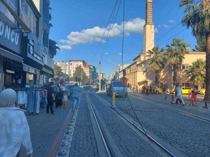 Tramvay Teli Koptu, Vatandaşlar Aldırış Etmeden Yoluna Devam Etti